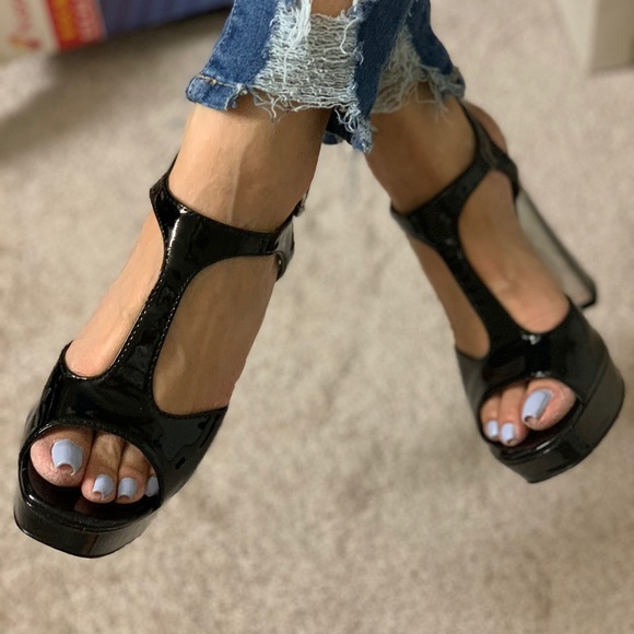 New FERGIE T STRAP HEEL SANDAL - Picture 8 of 8